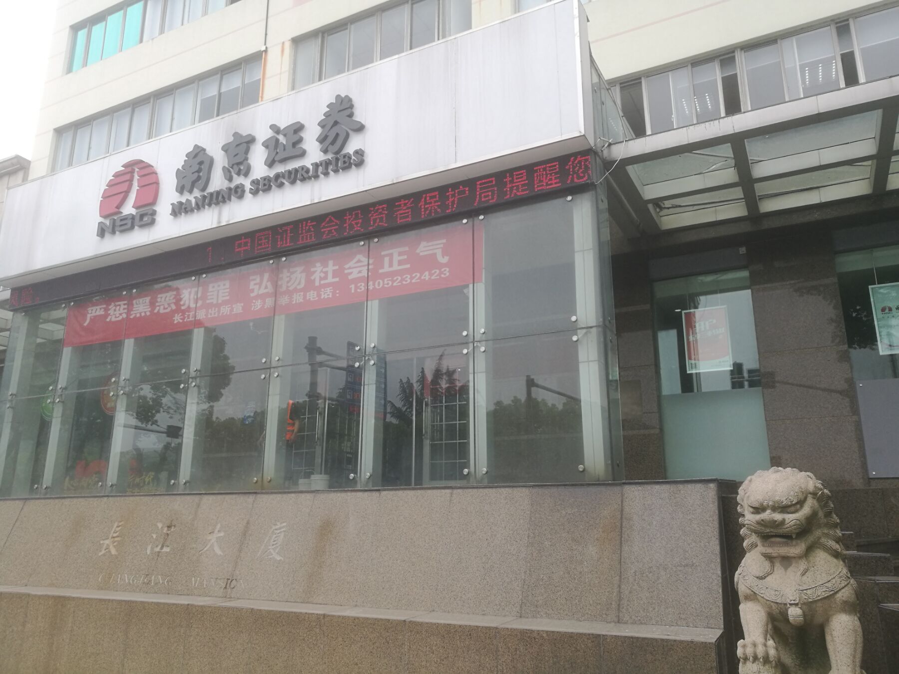 我們提供技術支持，幫助客戶解決地面防滑問題，