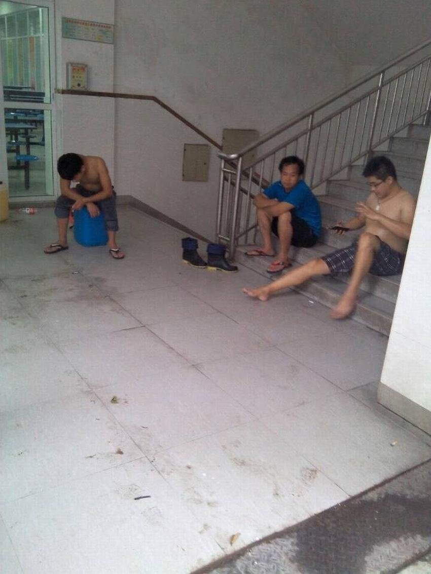 浙江溫州濱海學校樓梯防滑.jpg
